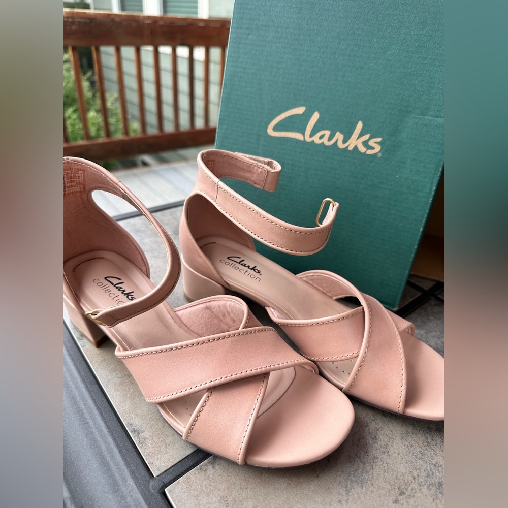 New Clarks brand pink sandals size 7.5